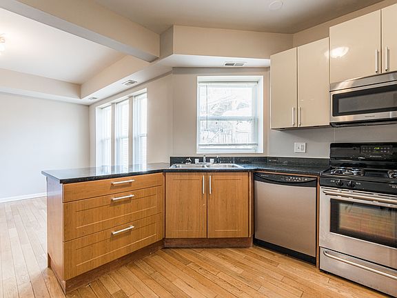 2nd image of 6421 N Greenview Ave #1