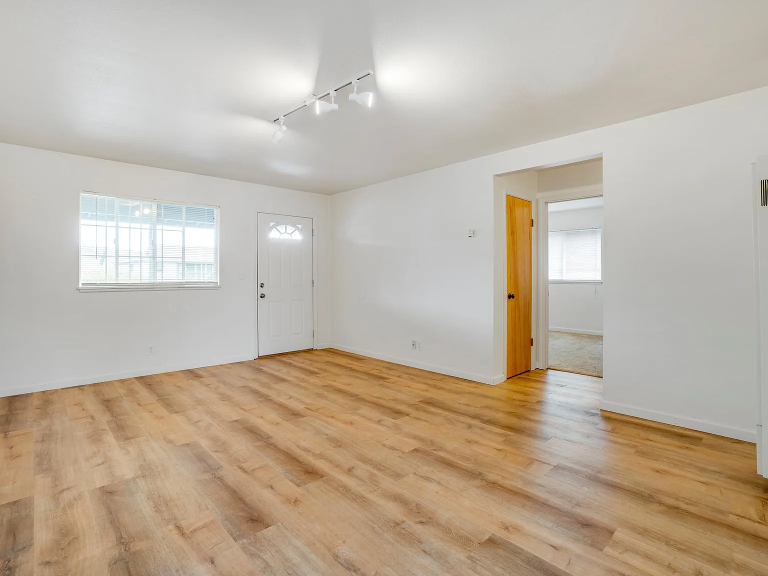 2 bed, 896 sqft, $1,450 — Photo 1