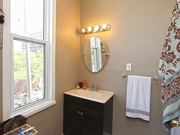 2nd image of 190 Catharine St S Floor 2
