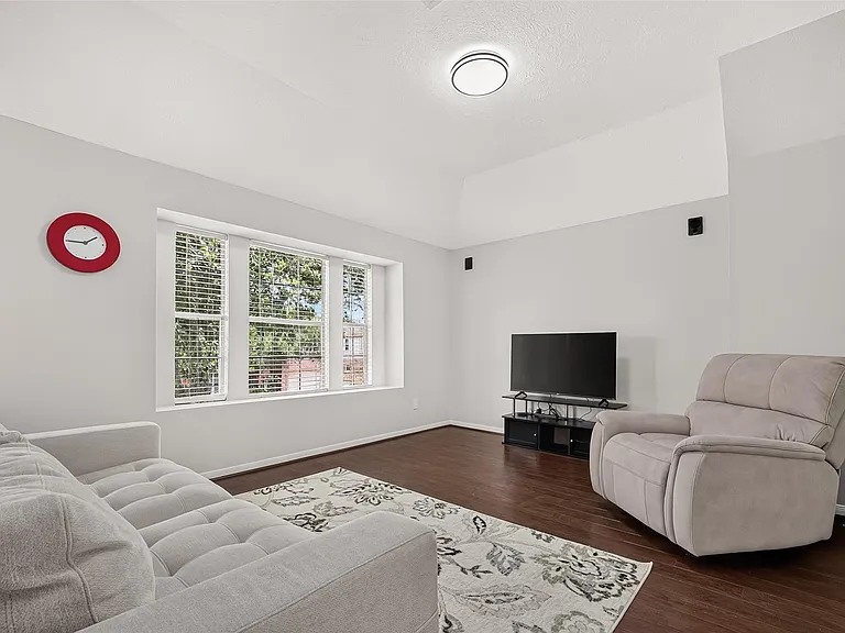 9710 Berkshire Trce — Photo 16