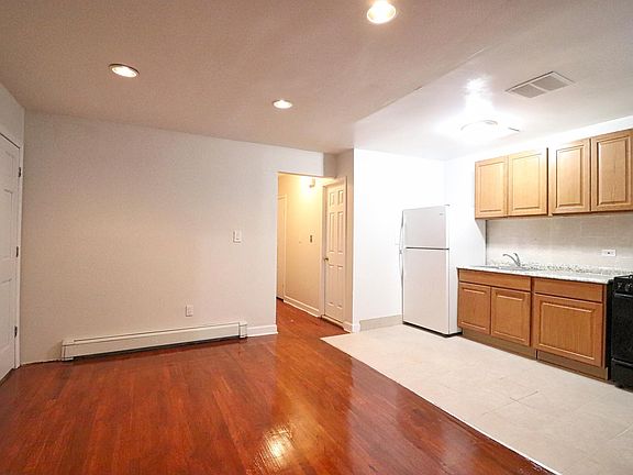 4th image of 819 E 215th St