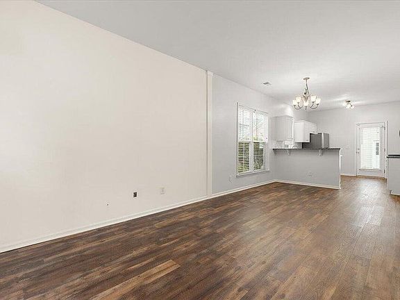 5th image of 217 Trillium Ave