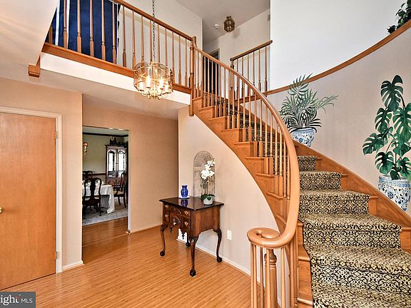 3rd image of 1501 Valley View Dr