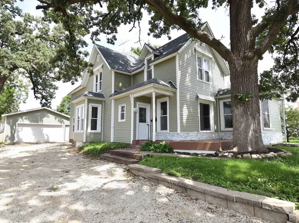 812 1st St E, Independence, IA 50644