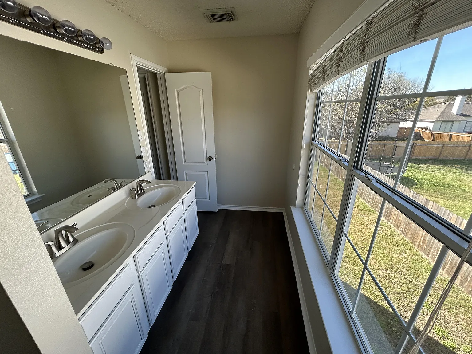4 bed, 4.0 bath, 2500 sqft, $702 — Photo 4