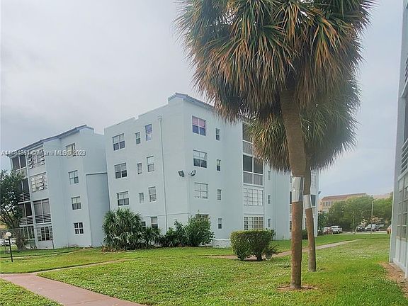 4th image of 2860 Somerset Dr APT 215K