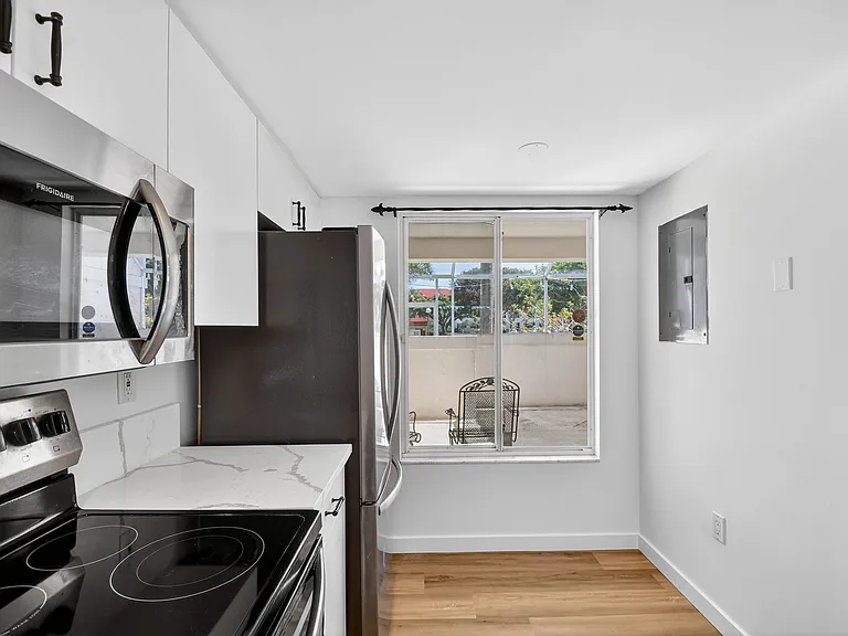 101 Half Moon Cir #B — Photo 13