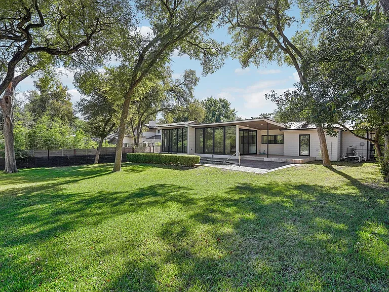 3927 Balcones Dr — Photo 1