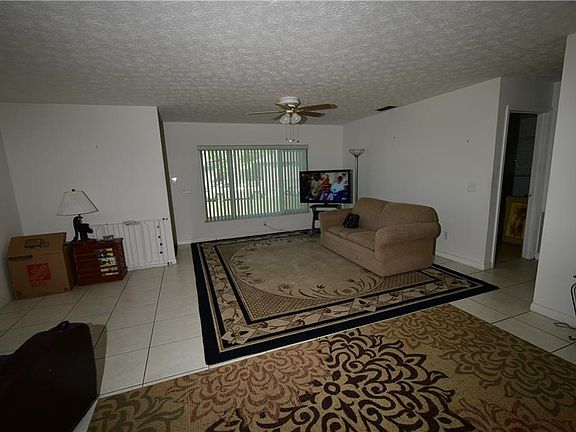 4th image of 570 SW Violet Ave