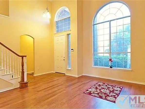 9904 Lakeridge Ct, Irving, TX 75063