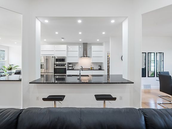 3rd image of 5498 Highbury Ln