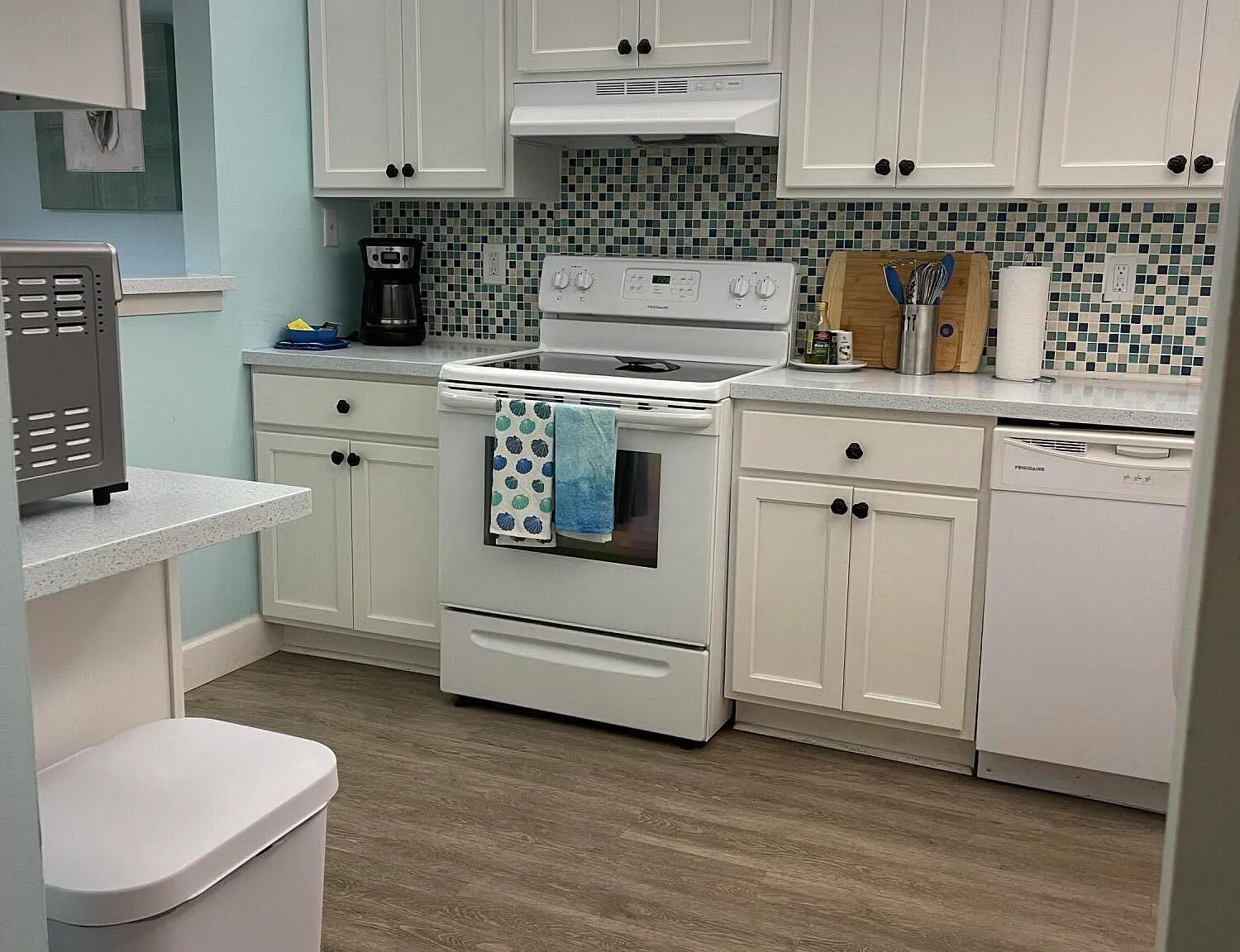 3 bed, 2.0 bath, 1360 sqft, $3,200 — Photo 2