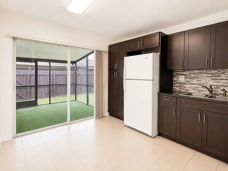 2361 Maple Ct — Photo 5