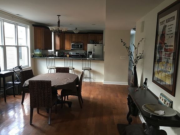 3rd image of 1522 W Wolfram St #2