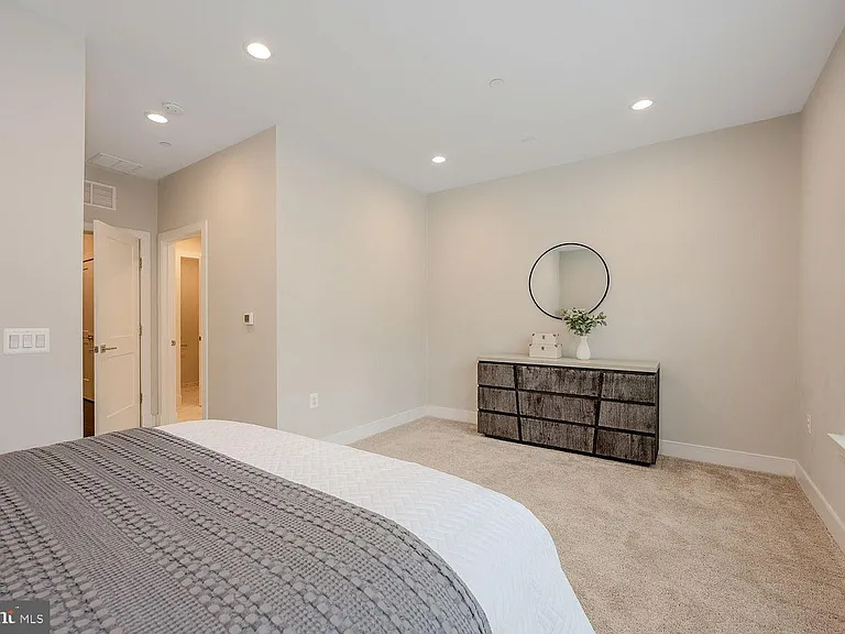 10326 Grosvenor Pl — Photo 29