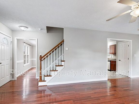 5th image of 320 Roundtree Dr