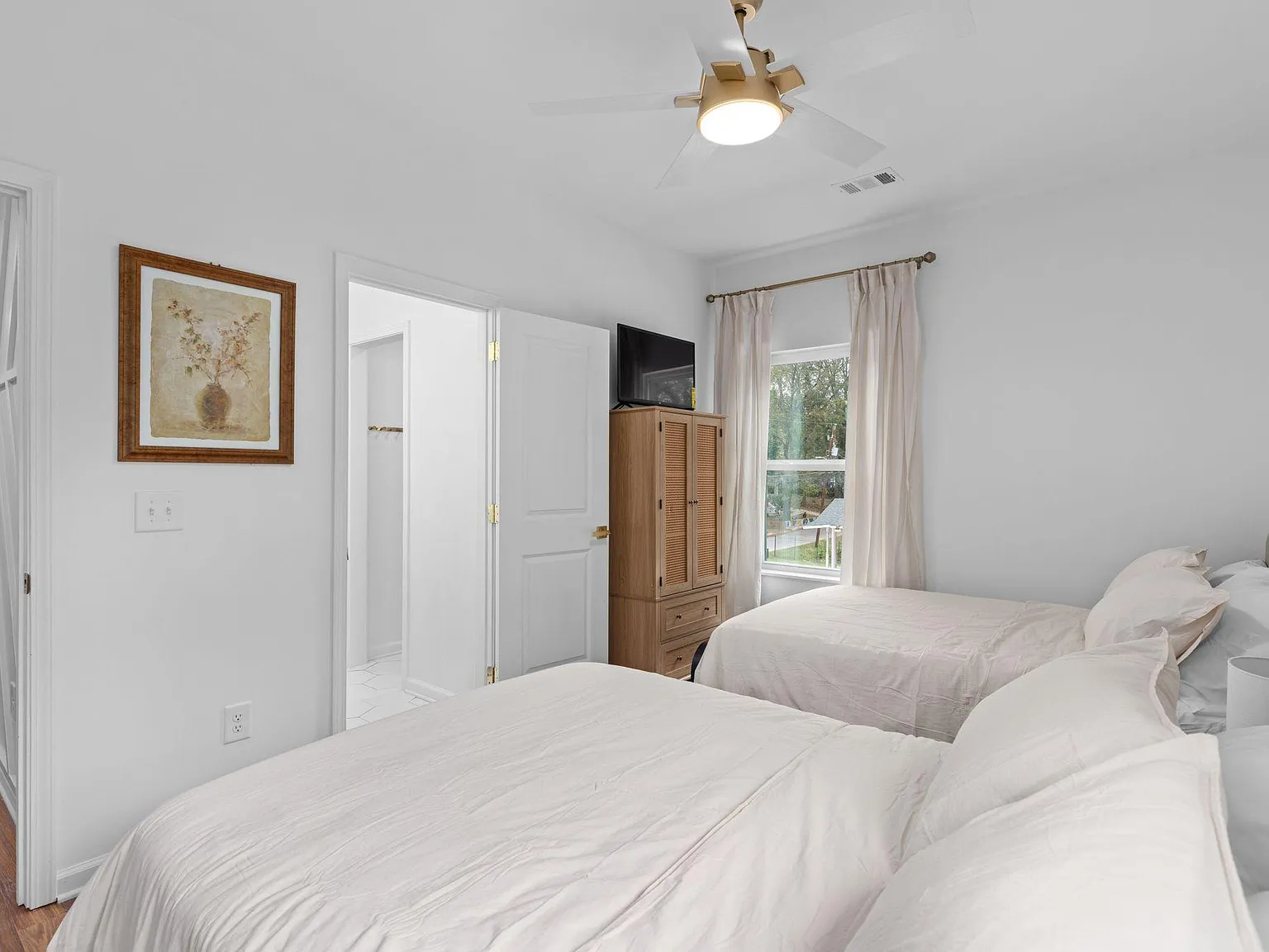 3 bed, 2.5 bath, 2160 sqft, $1,481 — Photo 2