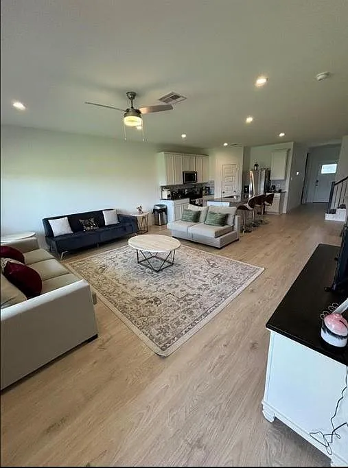 4 bed, 3.0 bath, 2276 sqft, $2,299 — Photo 4