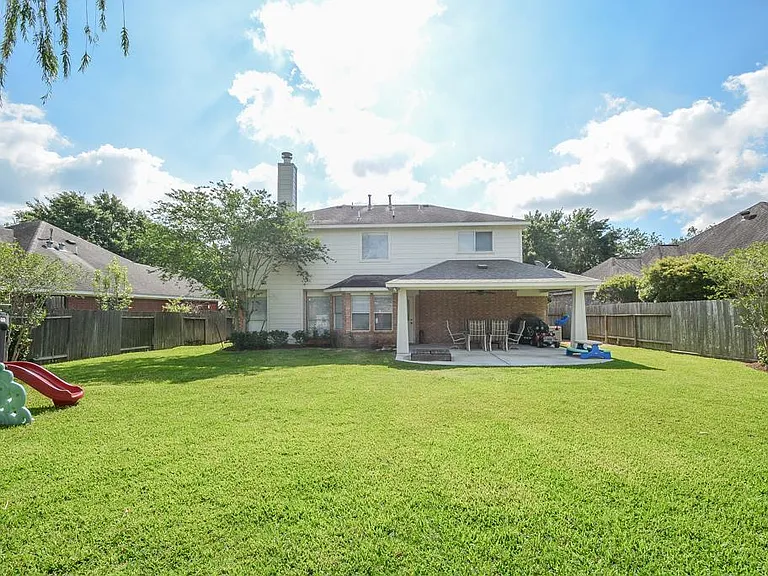 Inhale the fresh air in the huge backyard and lounge away in comfortable sofa/chairs with firepit table and tikki torches. Don't feel like to cook indoor? BBQ griller is read to fix up a feast