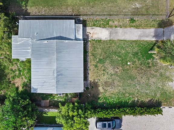 4th image of 820 SW Palm City