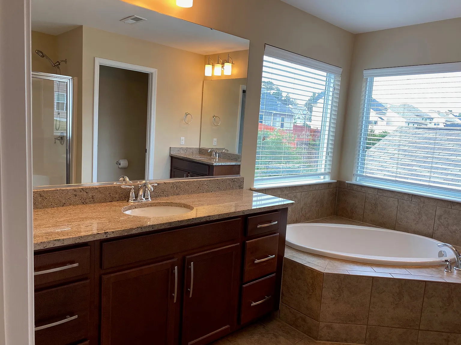 5 bed, 3264 sqft, $2,890 — Photo 4