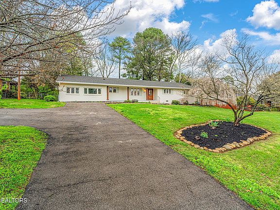 3rd image of 8017 Bennington Dr