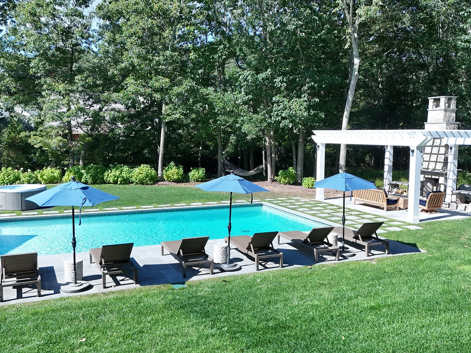 Summer Rental with Pool, Hot tub, Outdoor Fireplace, Gunite Pool — Photo 3