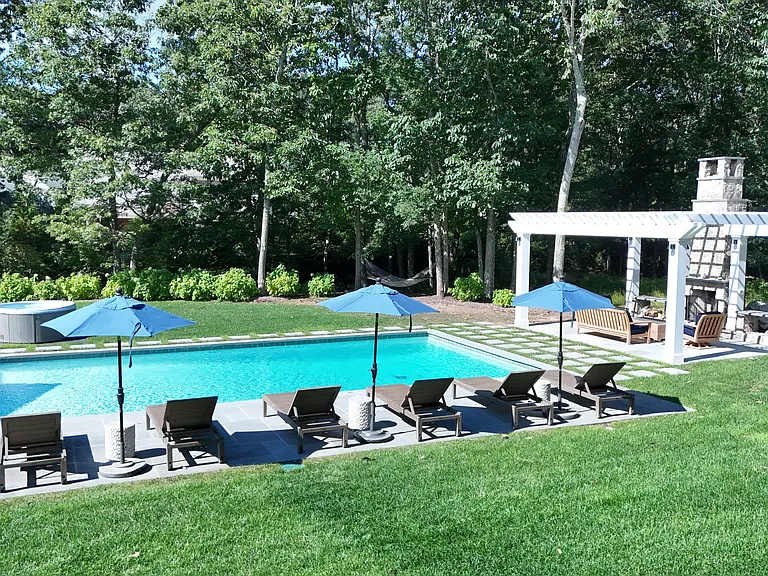 Woodcrest Dr — Photo 2