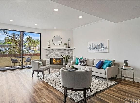 3rd image of 14115 Moorpark St APT 107