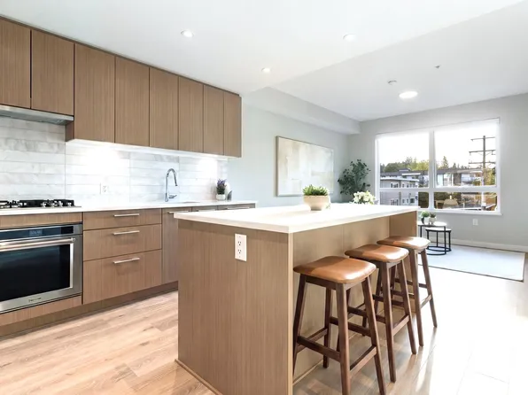 110 E 17th St #312, North Vancouver, BC V7M 1V4