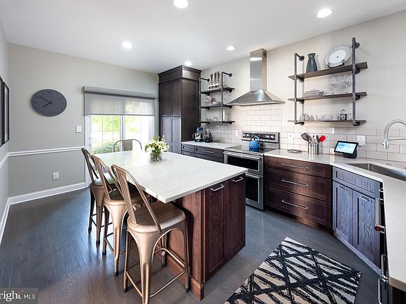 Custom kitchen w/ sliding door towards front patio