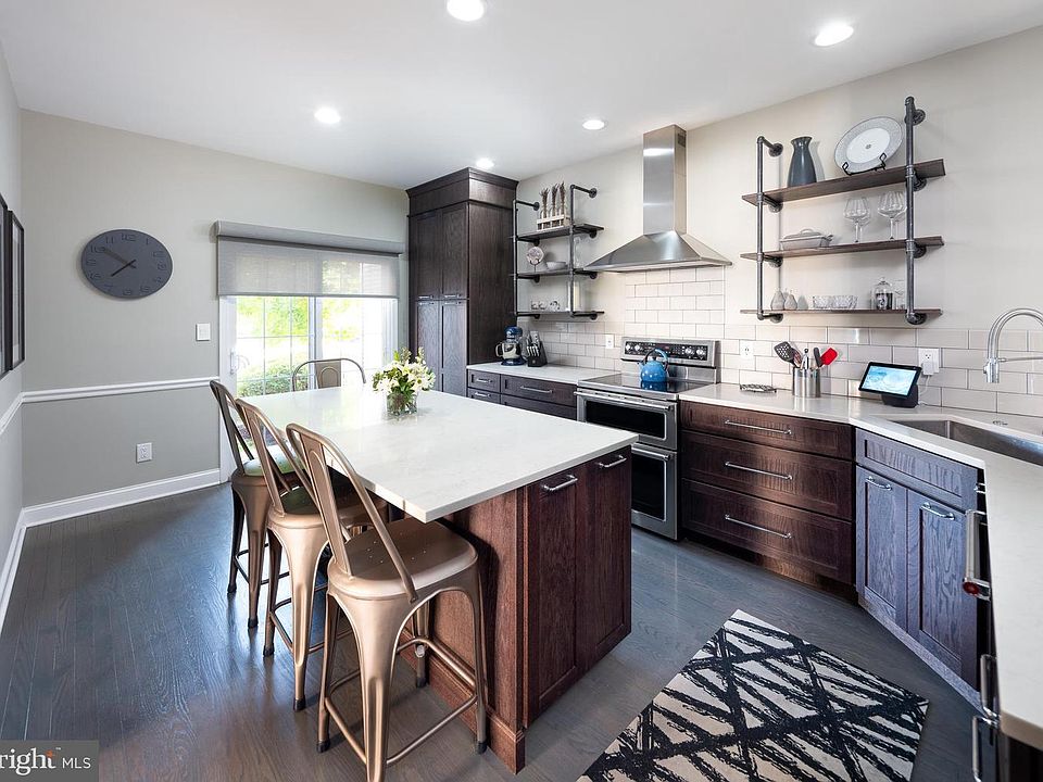 Custom kitchen w/ sliding door towards front patio