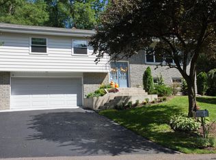 3 Ichabod Ln, Albany, NY 12211