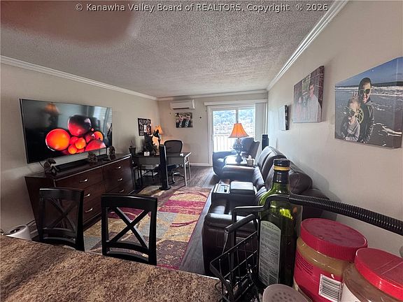 5th image of 2106 Kanawha Blvd E APT 412