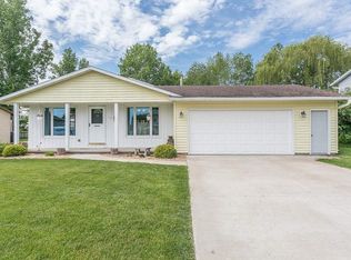 233 Lakeview Ave, Hortonville, WI 54944