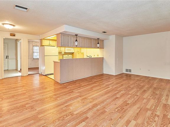 2nd image of 1821 Elmhurst Dr