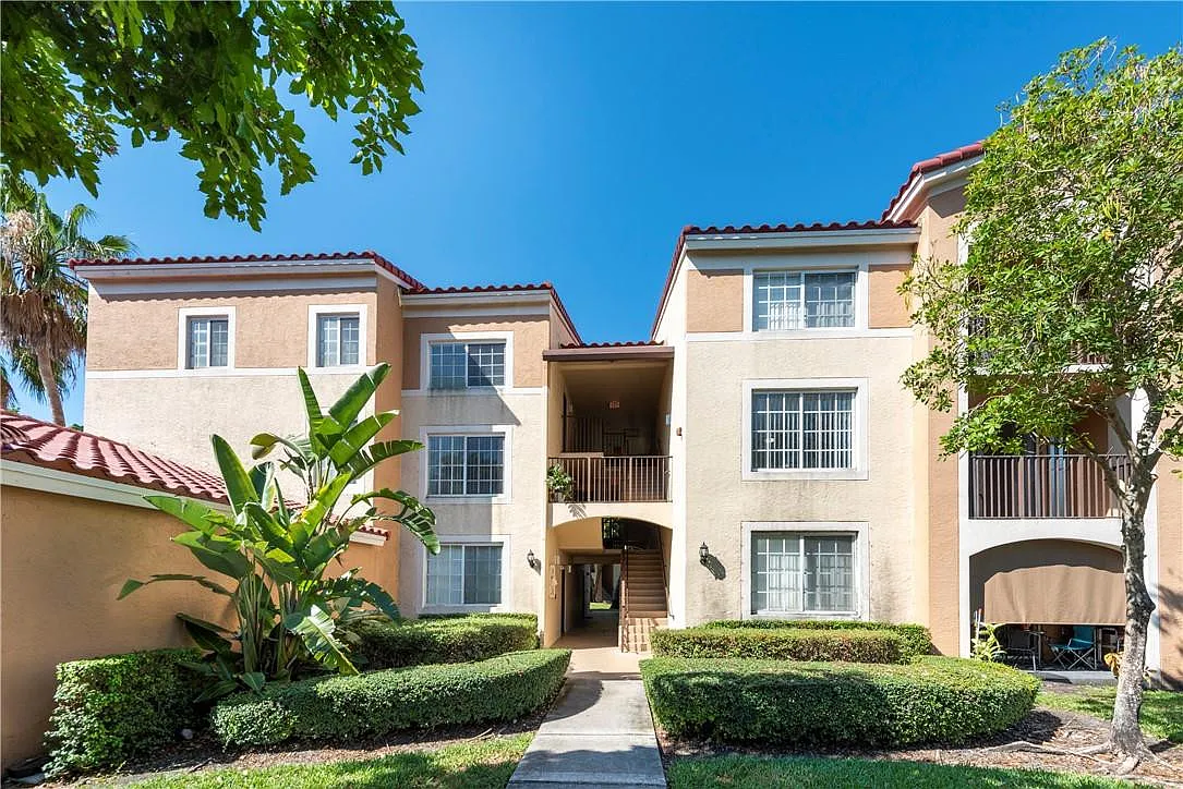 2 bed, 2.0 bath, 966 sqft, $2,250 — Photo 1