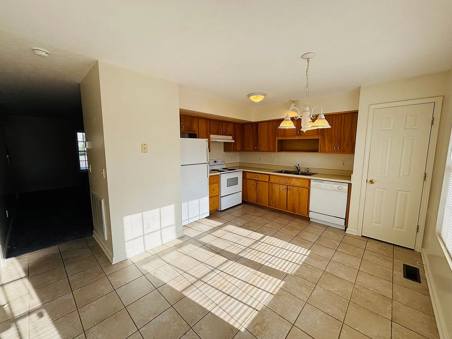 2 Bedroom, 2.5 Bath Townhouse — Photo 4
