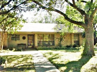 104 E Denton Dr, Euless, TX 76039