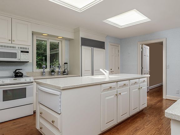 4th image of 100 Bel Air Dr