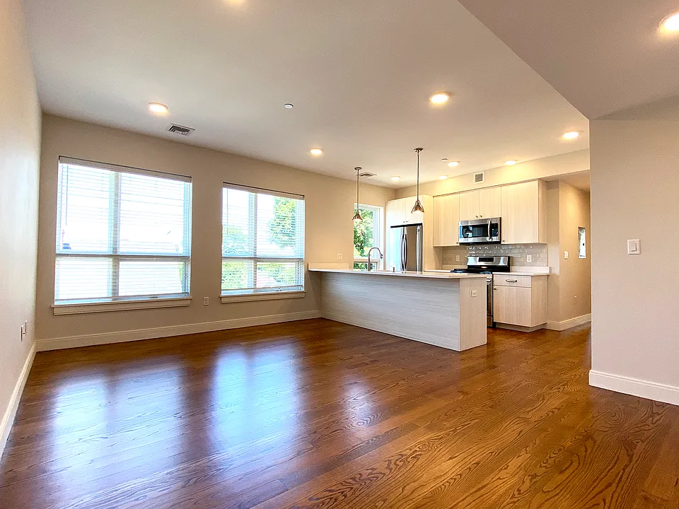 12-14 Everett St #201