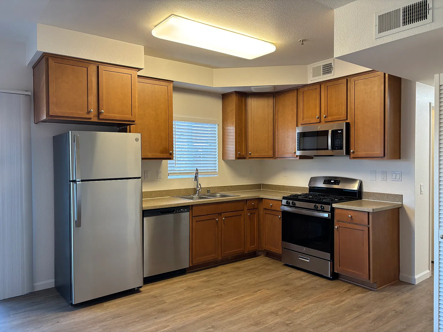 3 bed, 994 sqft, $3,150 — Photo 1