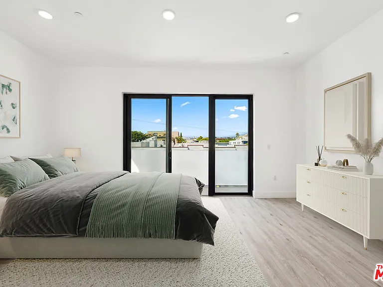 137 N Doheny Dr #3 — Photo 27