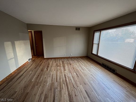 3rd image of 5402 Alva Ave
