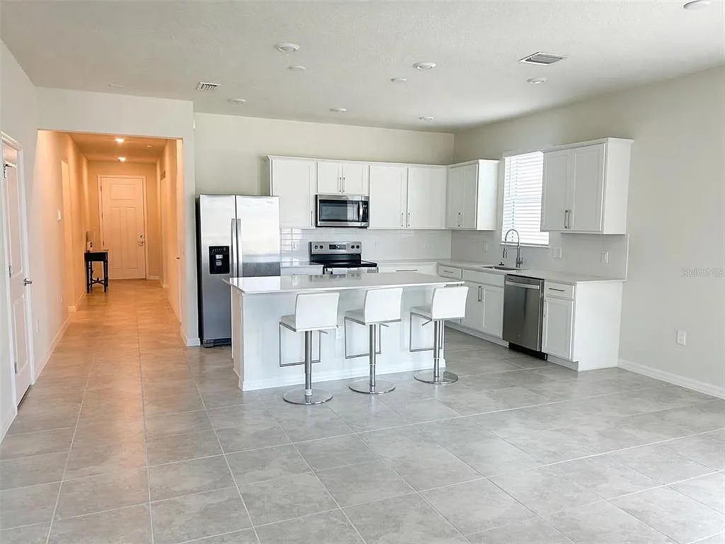 4 bed, 2.0 bath, 1850 sqft, $2,200 — Photo 4