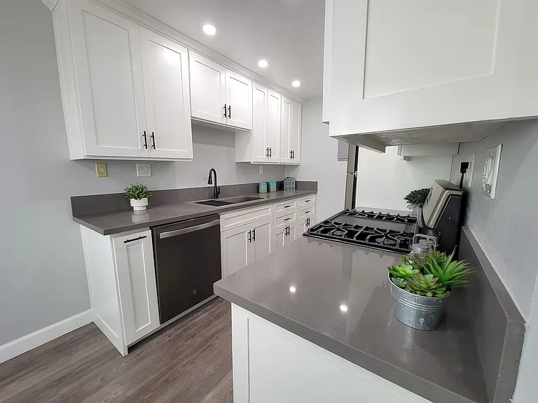 Marquis Apartments — Photo 13