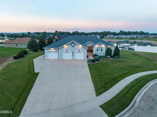 4008 Beachfront Pl SE, Mandan, ND 58554