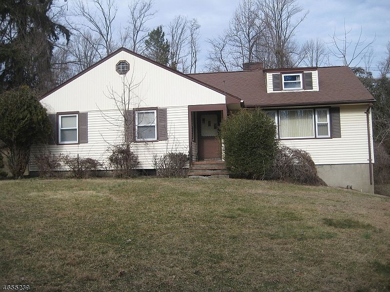 2nd image of 28 Lindabury Ave