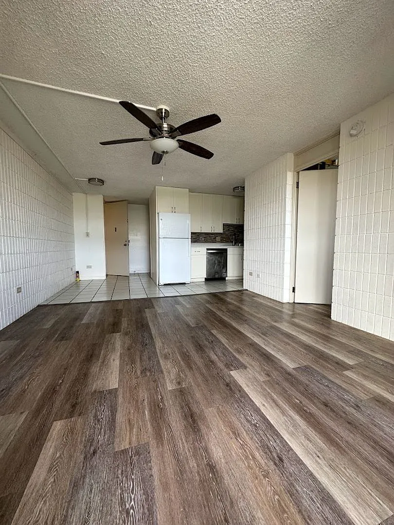Sunset Lakeview 3 bedroom, 2 bath, 1 parking, water/sewer incl, amenities, renovated unit in 2022 — Photo 1