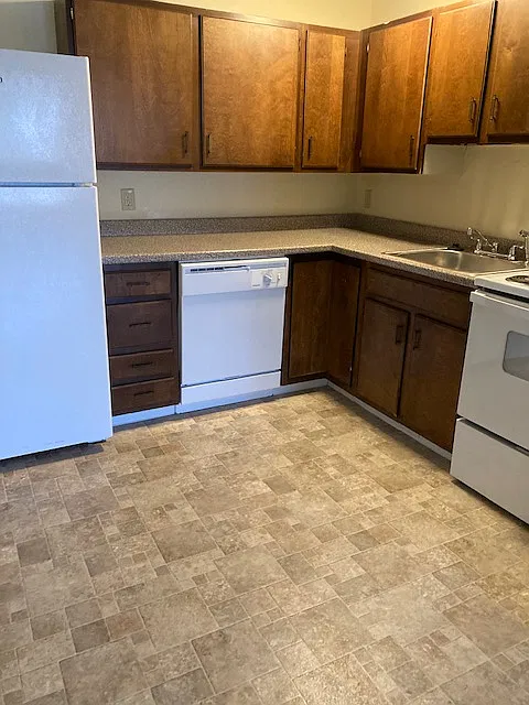 39 Dinan Dr #24